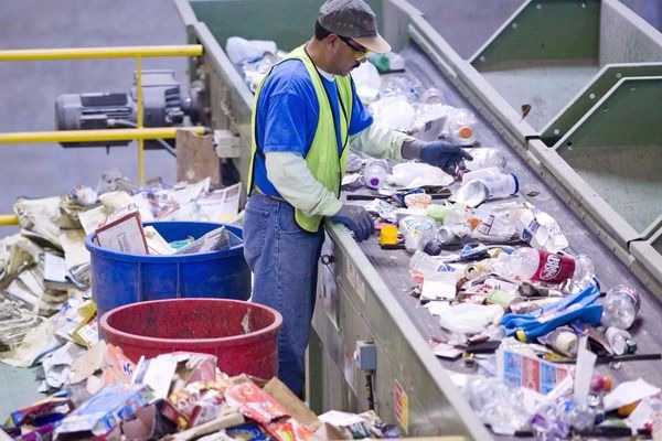 Recycling um neue Rohstoffe zu erhalten, MZB Muldenzentrale Basel AG
